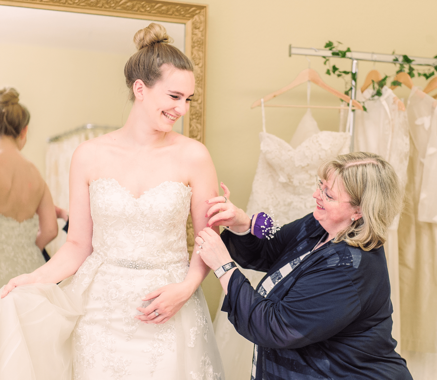 Frau misst Brautkleid aus