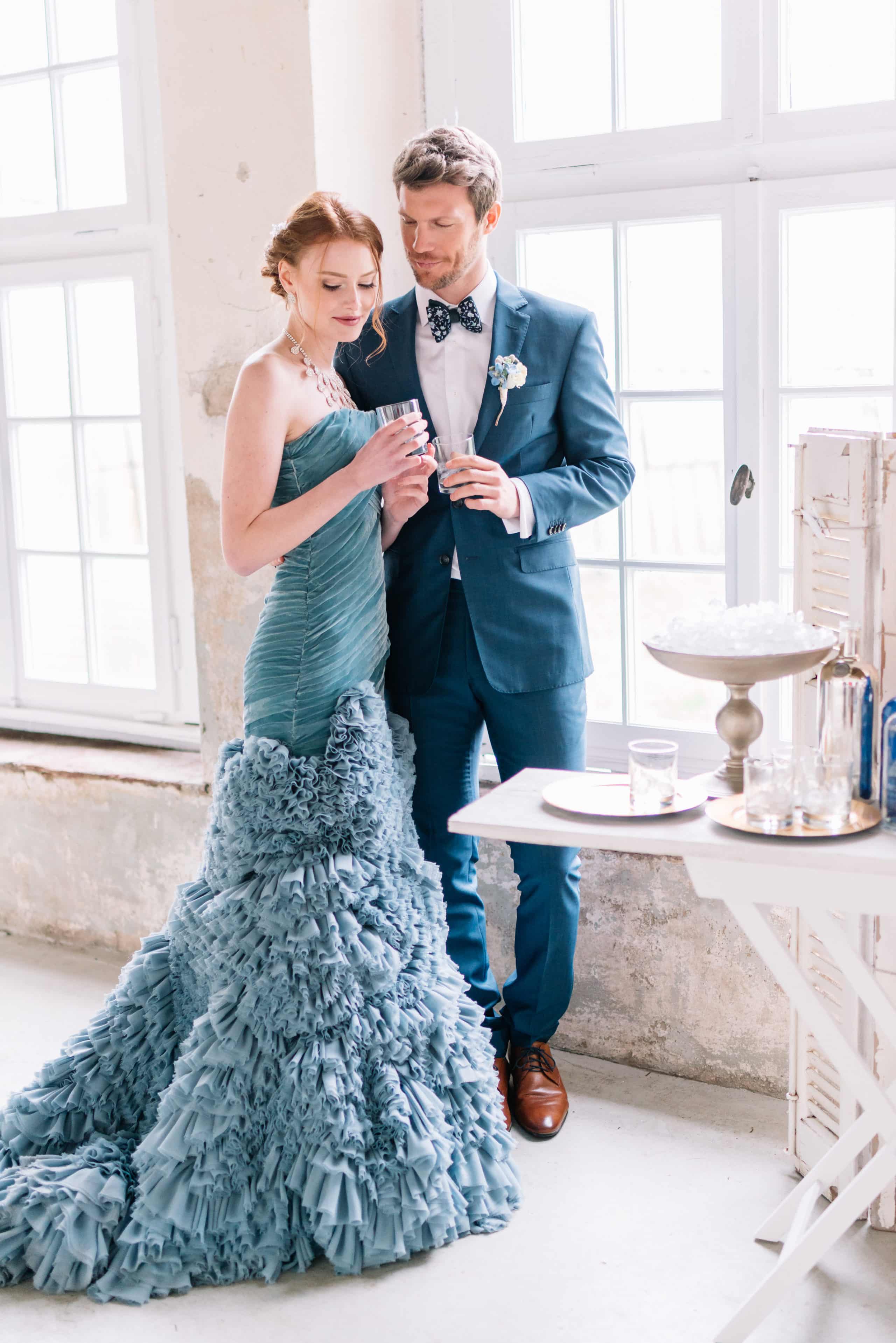 Paar mit Kleid bei der Hochzeit