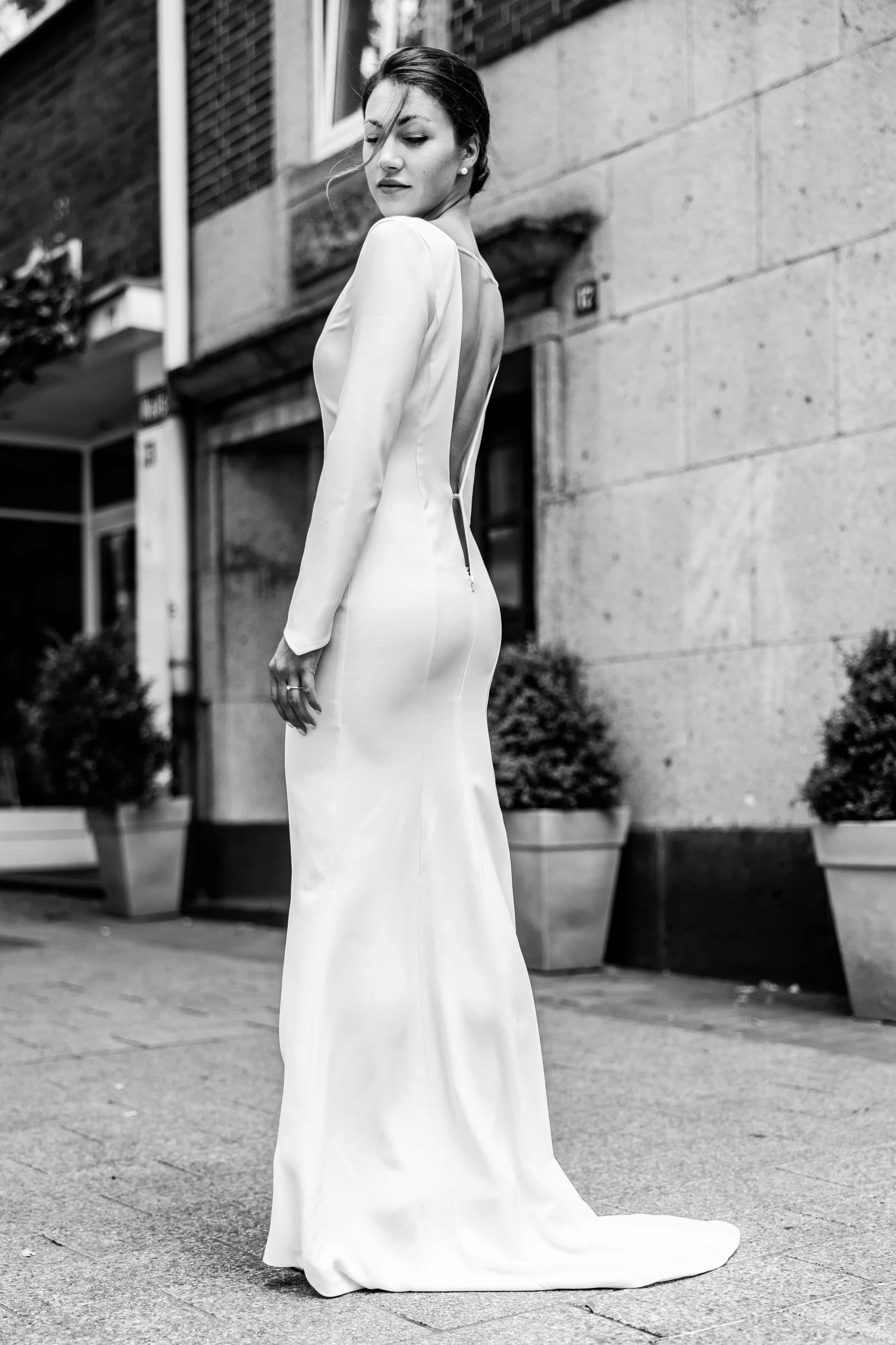 Frau mit Brautkleid