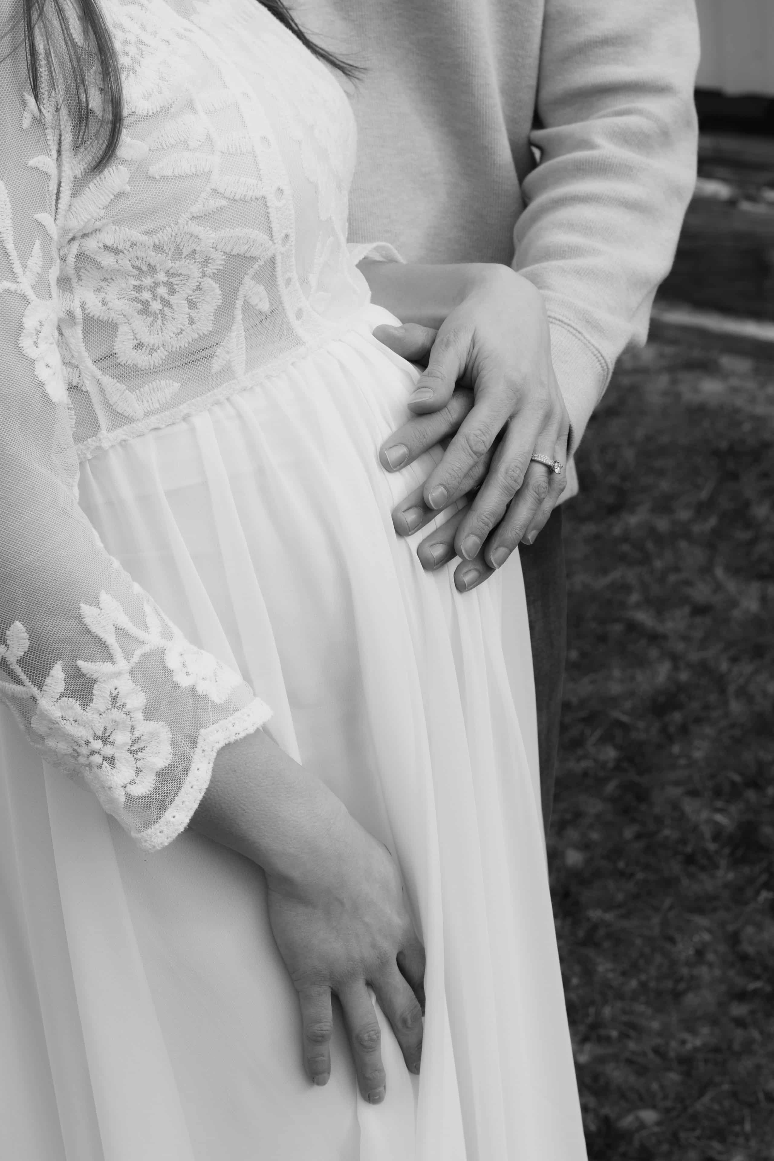 Schwangere Braut mit Kleid